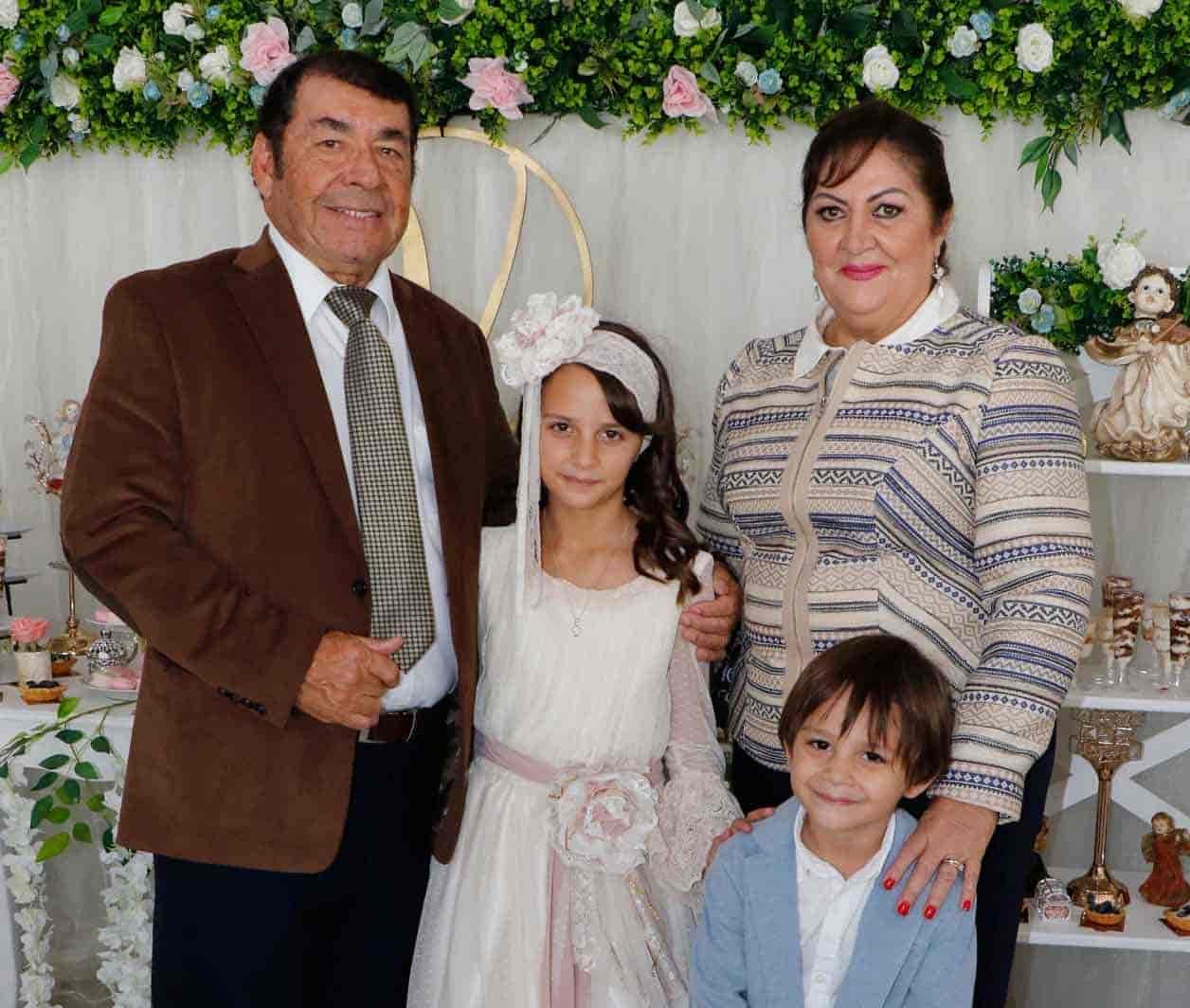 Vale con sus abuelitos y hermanito