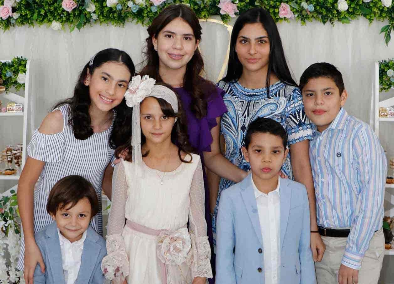 Valentina con sus primos