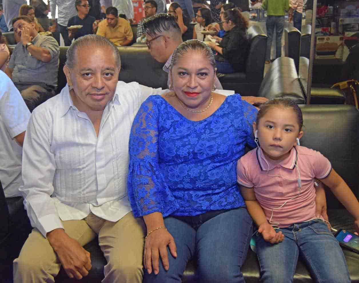 Carlos, Marijose y Monserrat