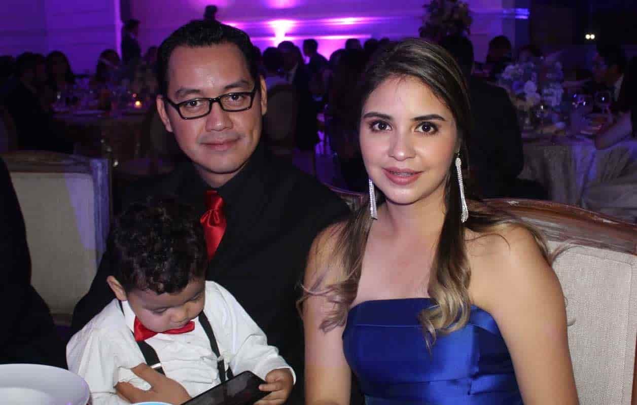 Martín y Kassandra con su hijo