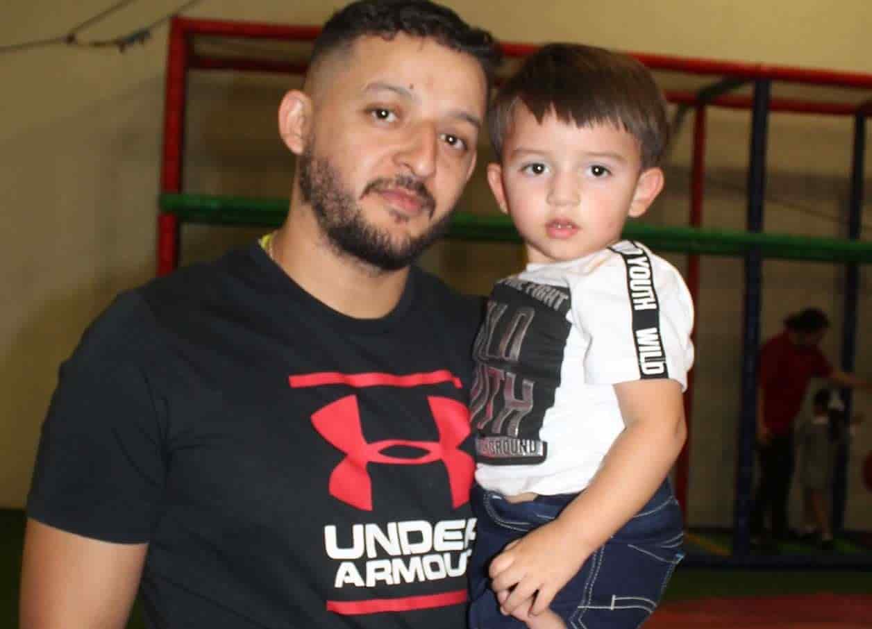 En compan~i´a de su papa´