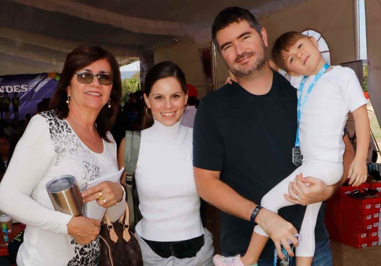 Alana con sus papa´s y su abuelita