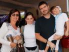 Alana con sus papa´s y su abuelita