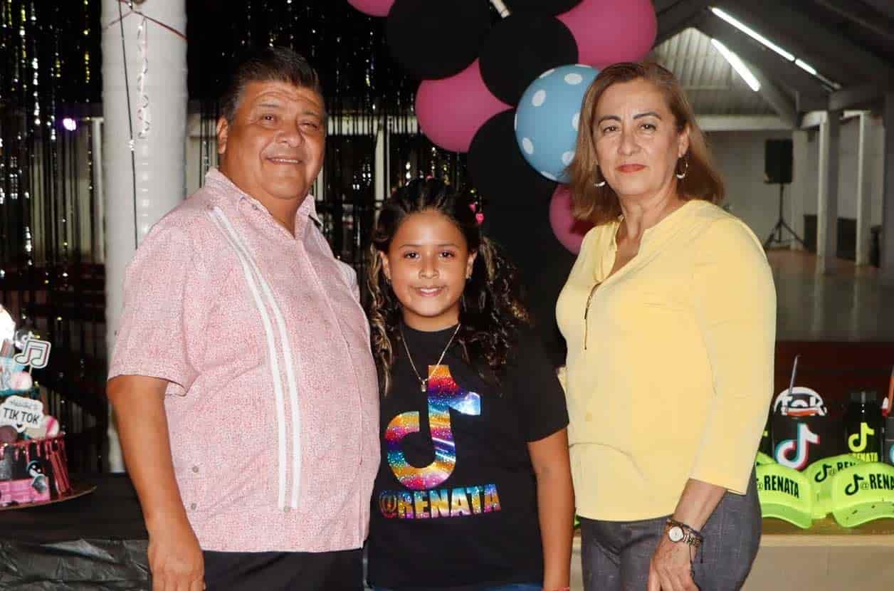 Entre sus abuelitos maternos