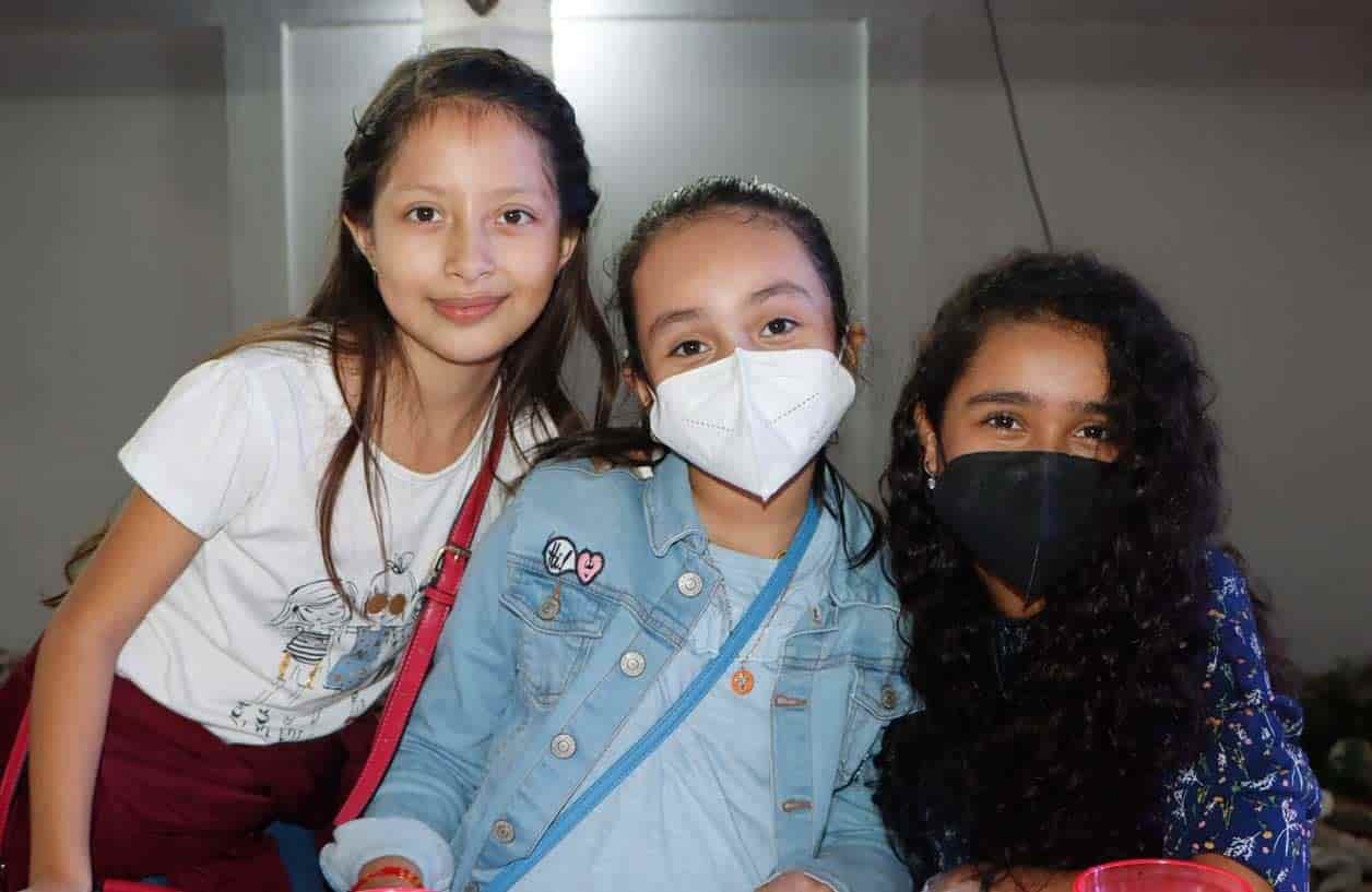 Montse, Estefania y Ana Paula