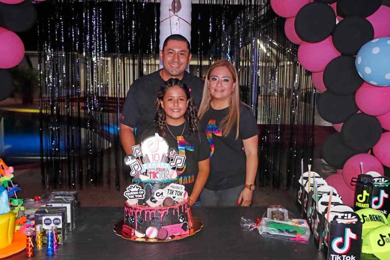 Renata con sus papis