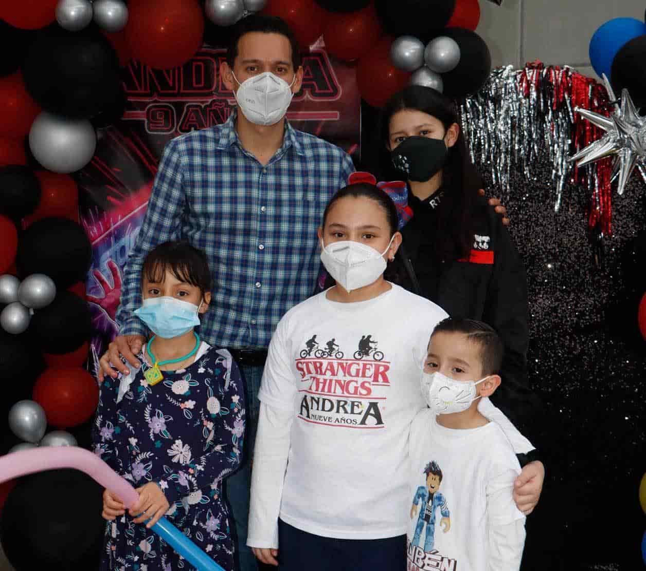 Con su ti´o y sus primas