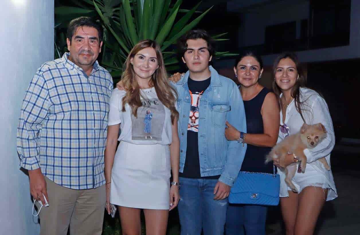 En compañía de su familia