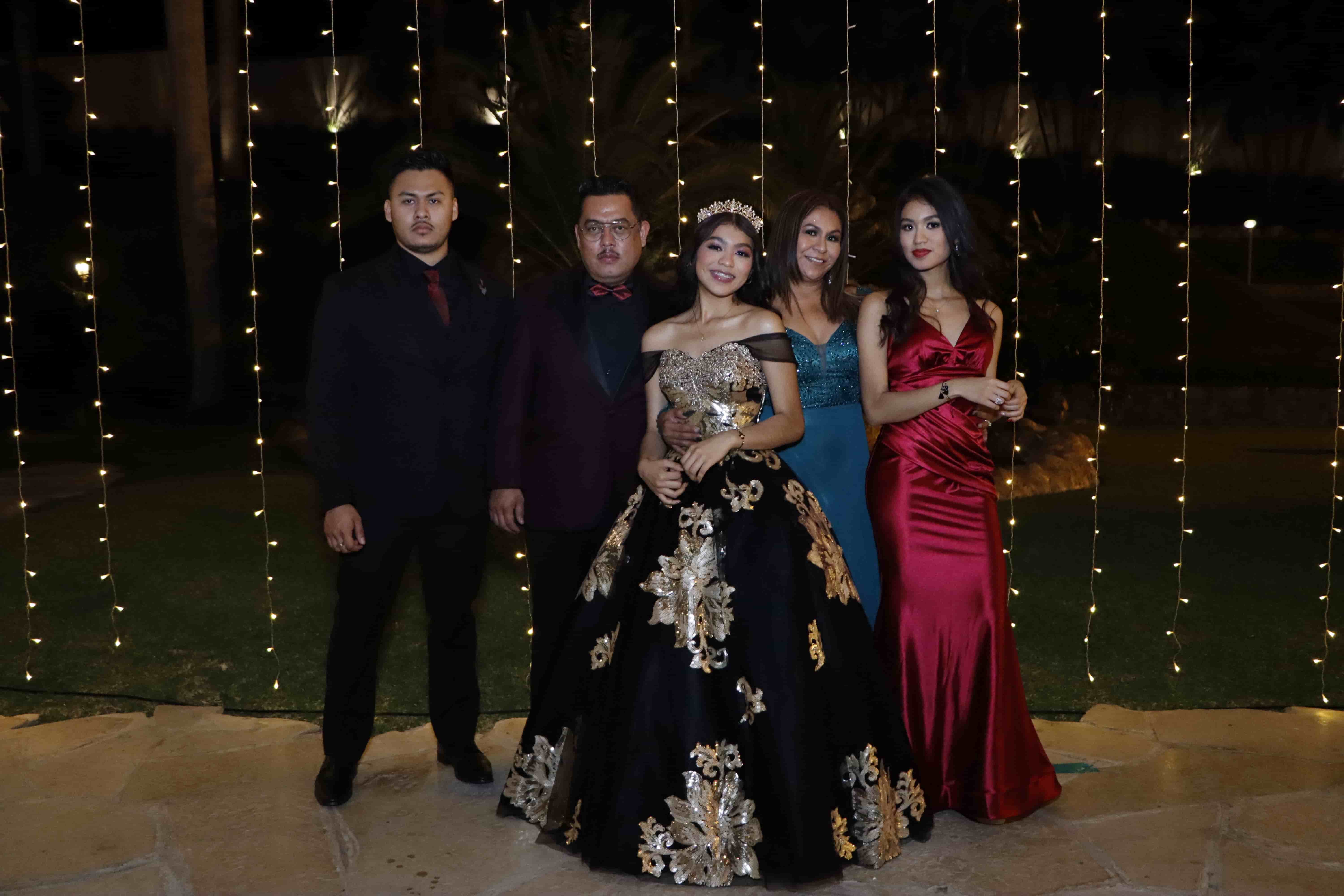 Acompañada por su familia