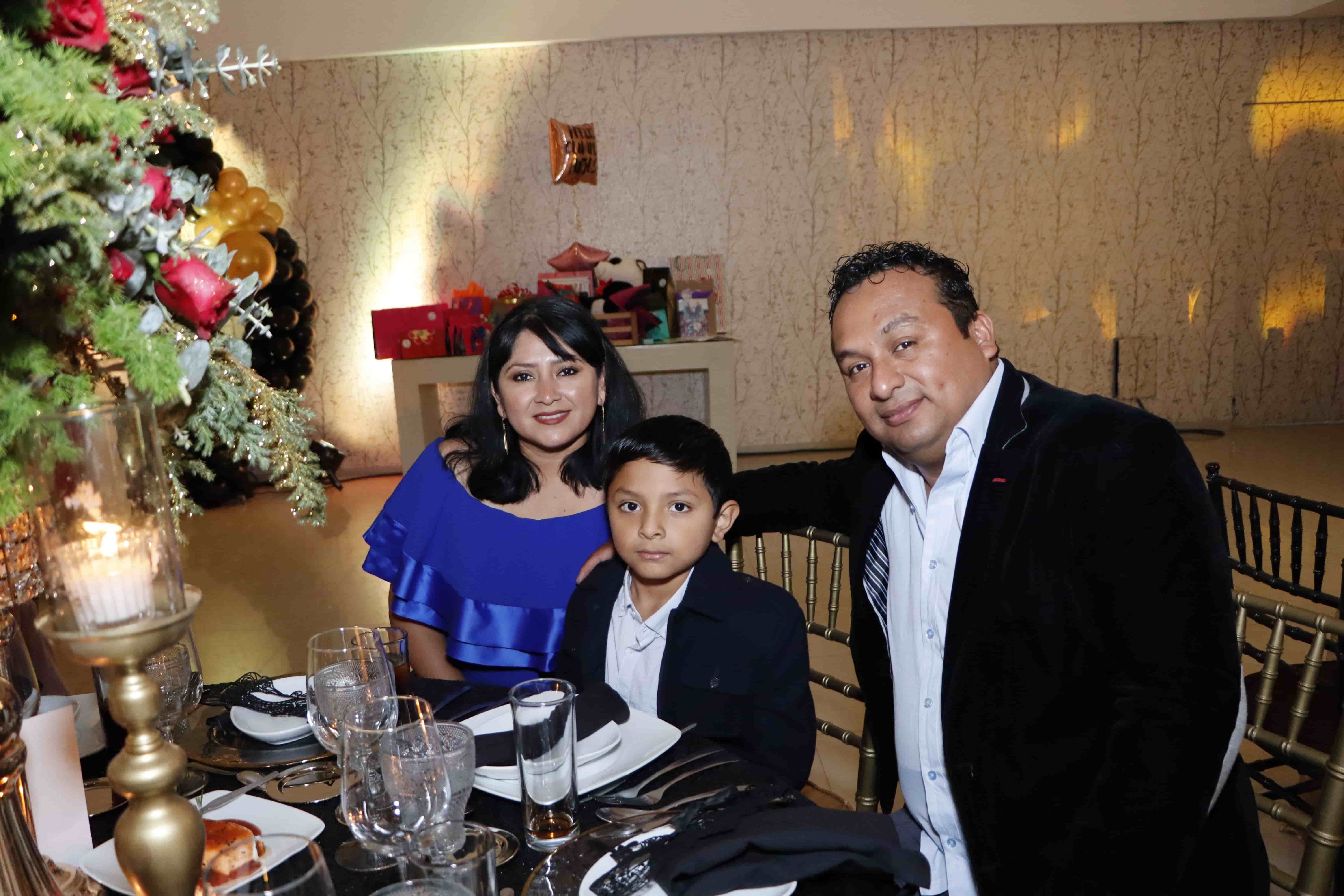 Melida y Adrián con su hijo