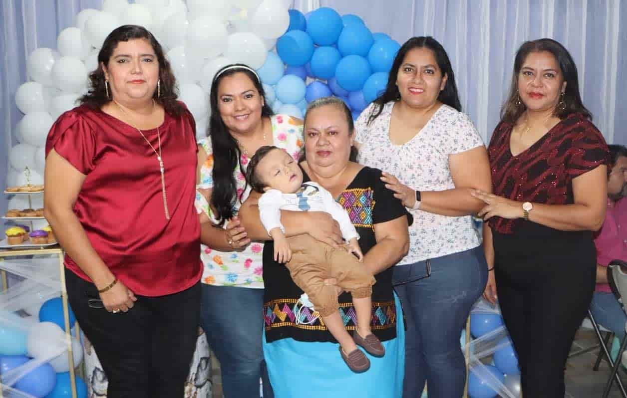 El festejado con sus ti´as