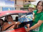 Milly y Carlos dando el regalo