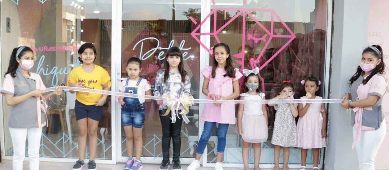 Las nin~as fueron las encargas del corte del listo´n