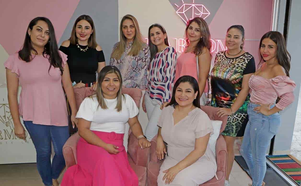 Las anfitrionas con las mama´s de las pequen~as