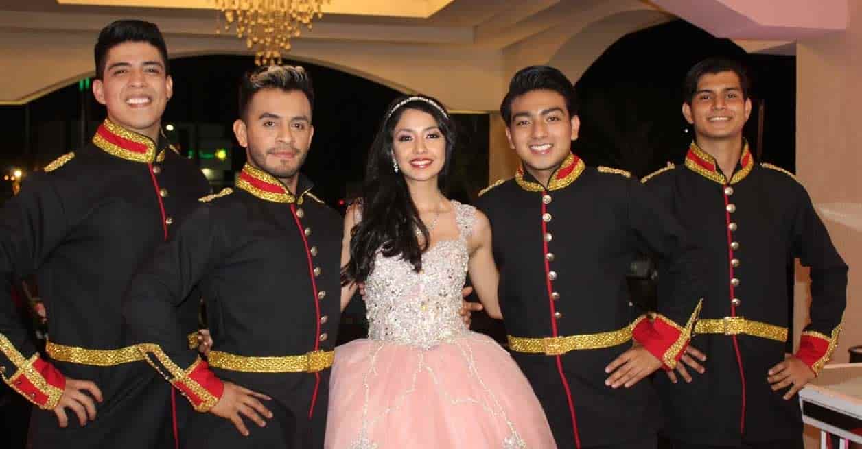Regina, en compan~i´a de sus chambelanes