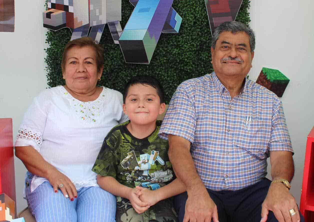 En compan~i´a de sus abuelitos