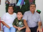 En compan~i´a de sus abuelitos