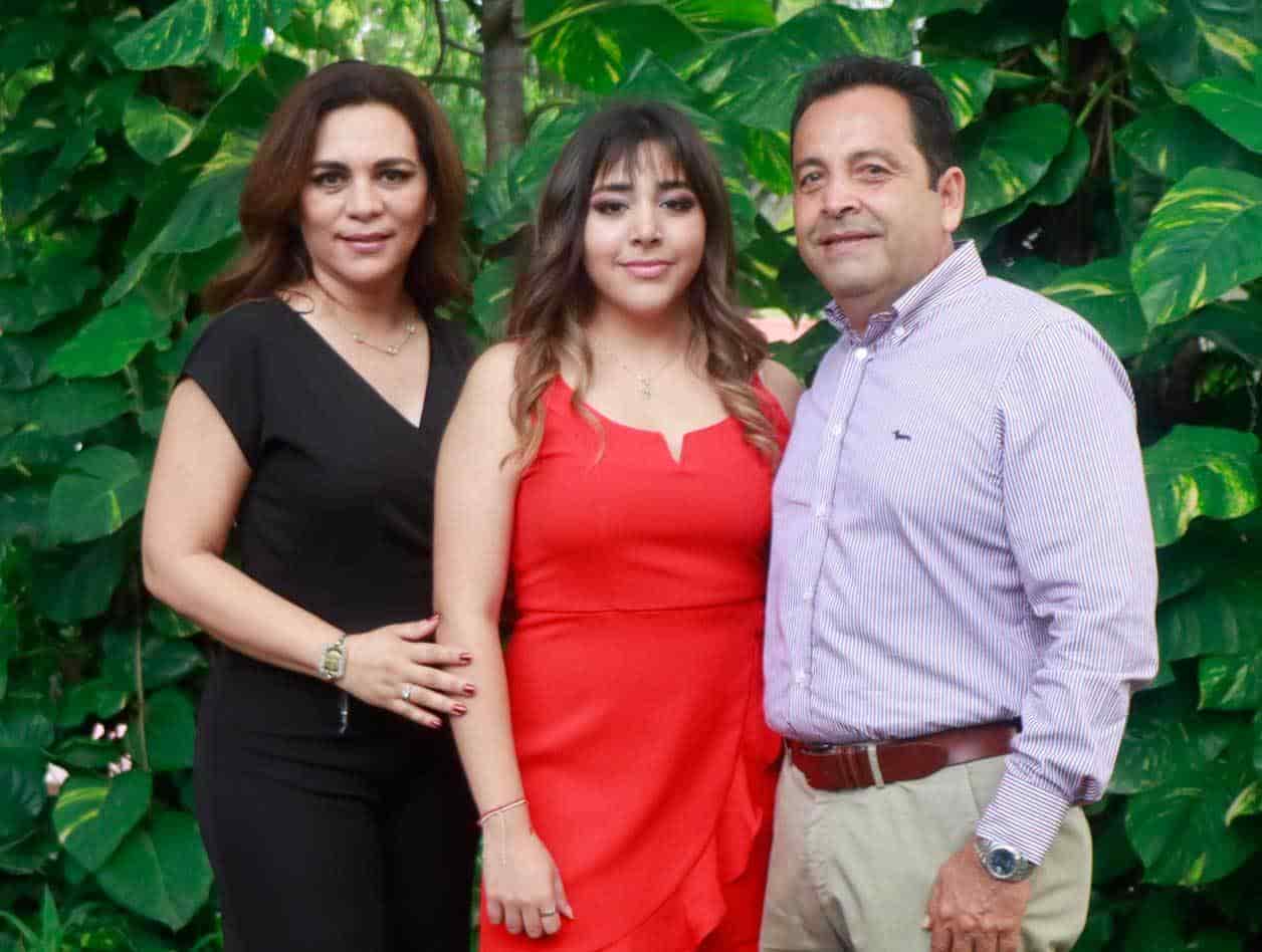 Mo´nica con sus papa´s