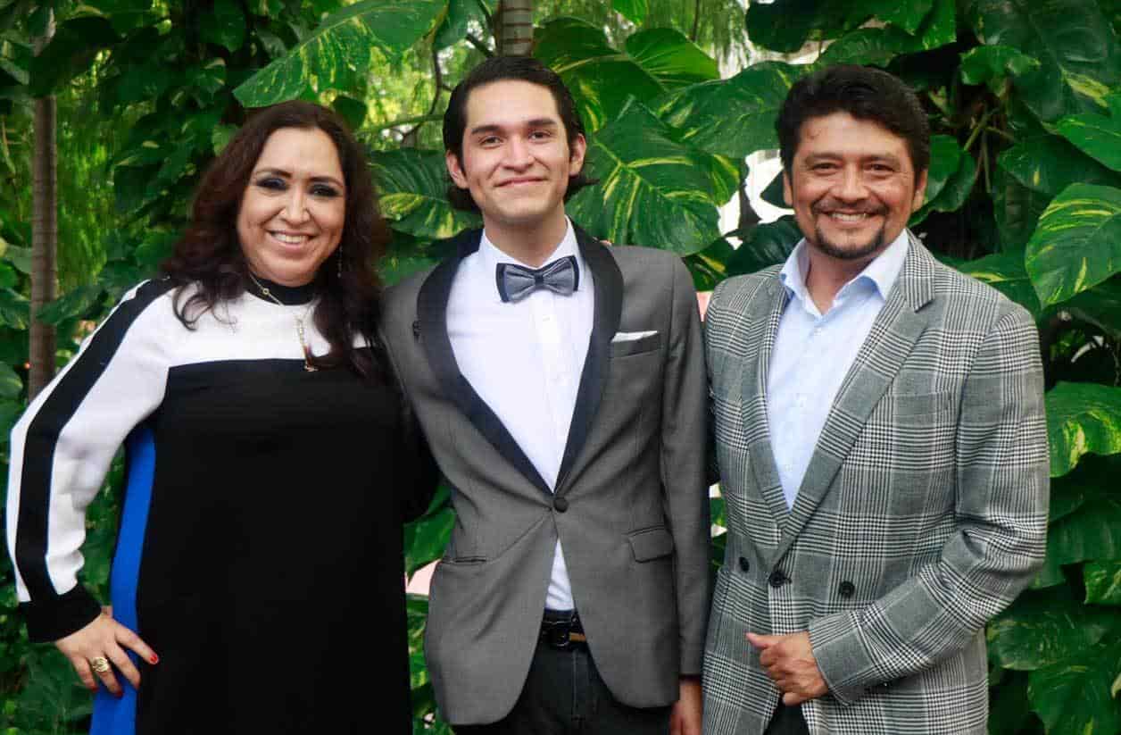 Rodrigo junto a sus papa´s