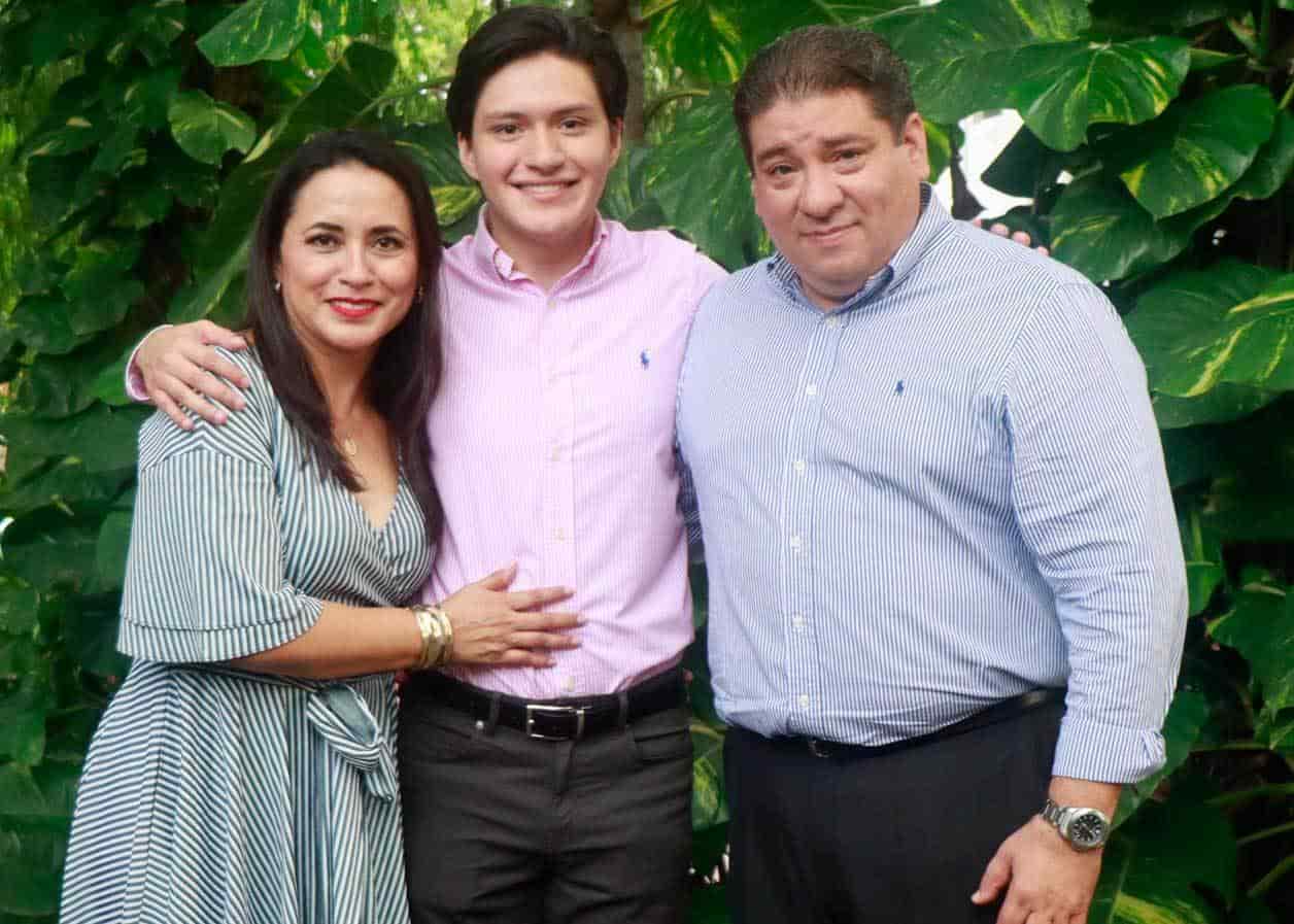 Ricardo con sus papa´s
