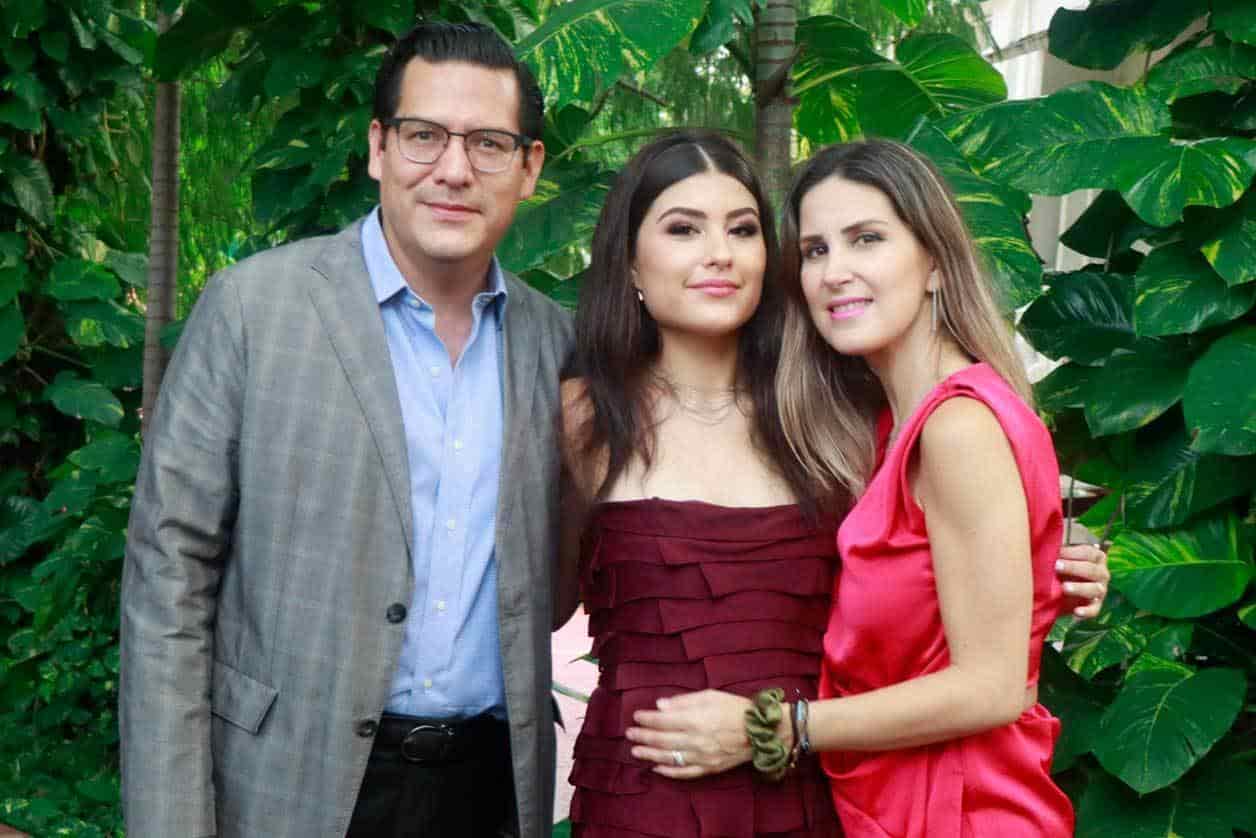 Ana Sofi´a con sus papa´s