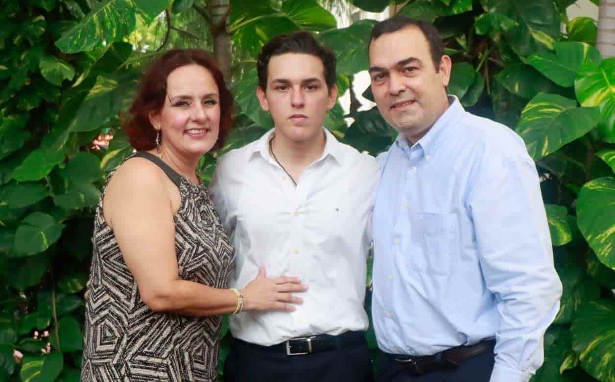 Diego al lado de sus papa´s