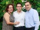 Diego al lado de sus papa´s