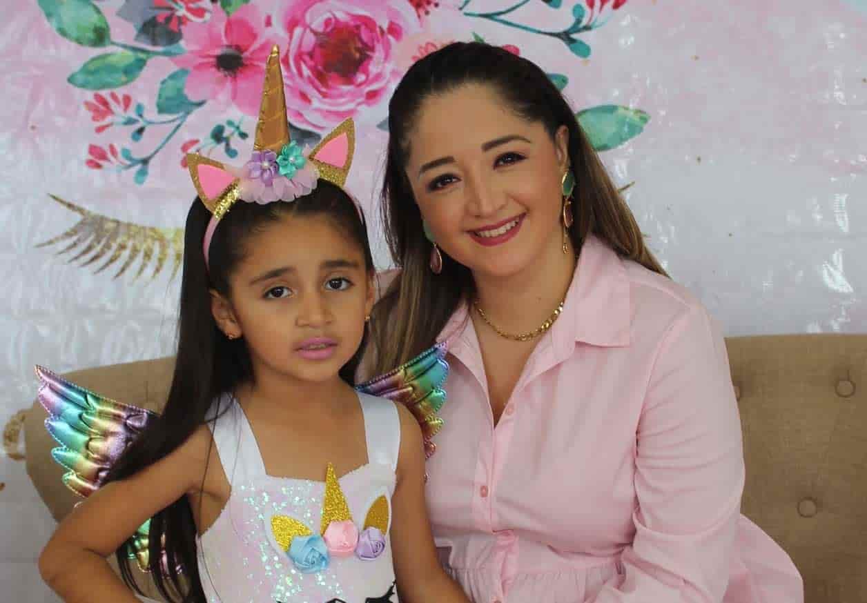 Regina con su mamá