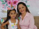 Regina con su mamá