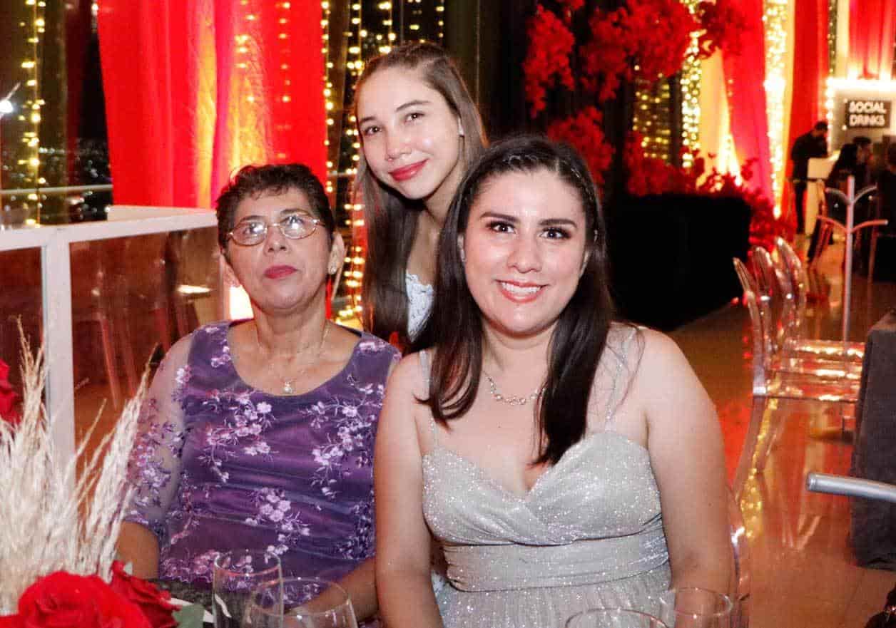 Mari´a, Evelyn y Sofi´a