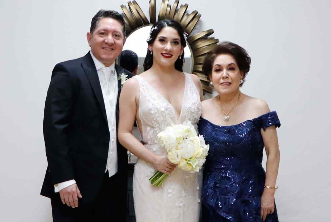 Acompan~ados por la mama´ del novio