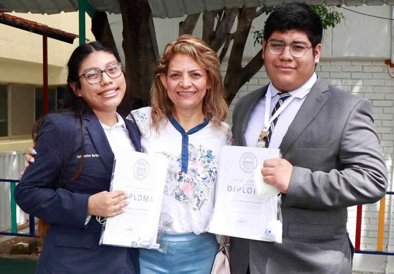 Angie y Gabriel con su mama´
