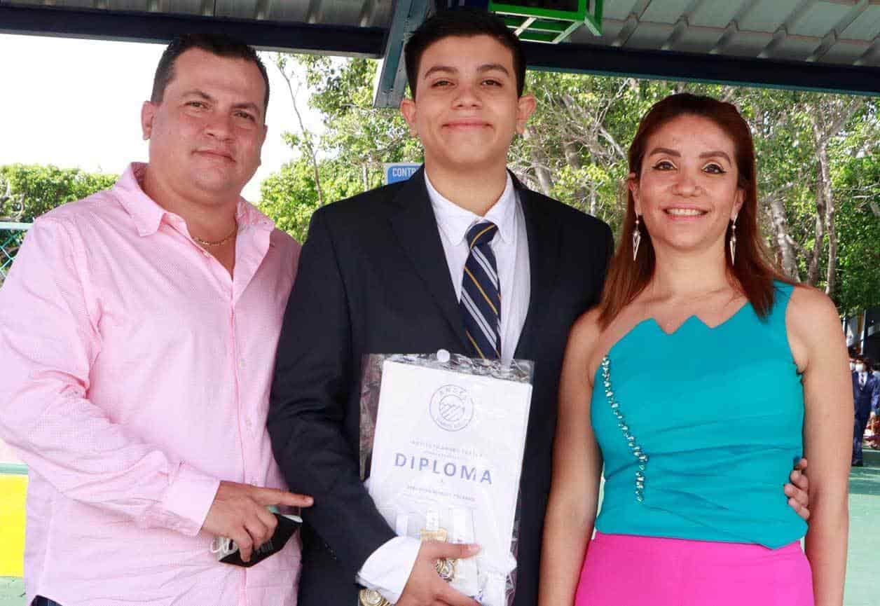 Sebastián con sus papa´s