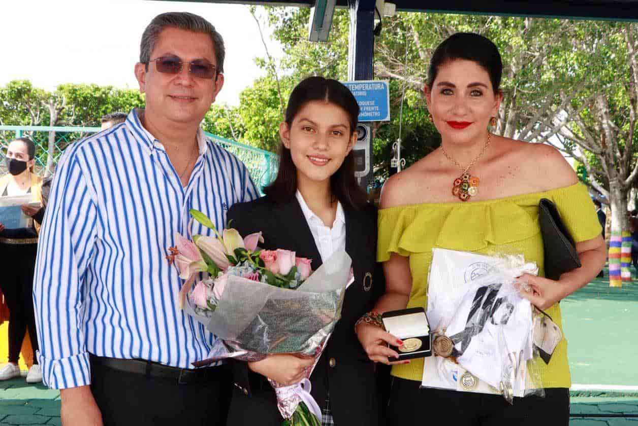 Mariana con sus papa´s