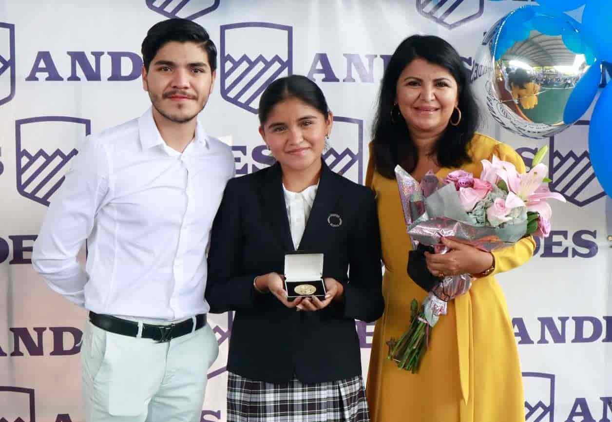 Ivanna con su hermano y su mama´