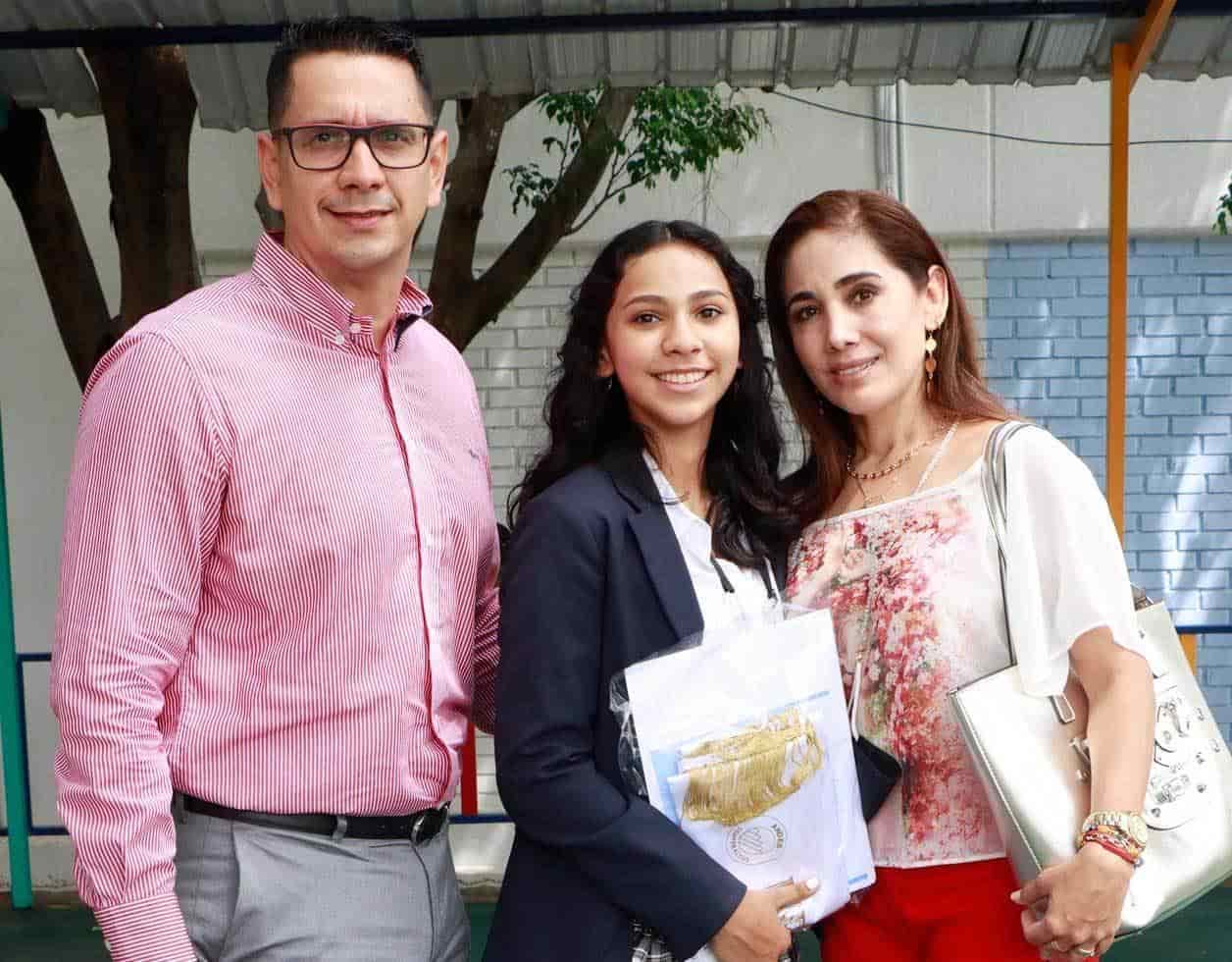 Mari´a Claudia con sus papa´s