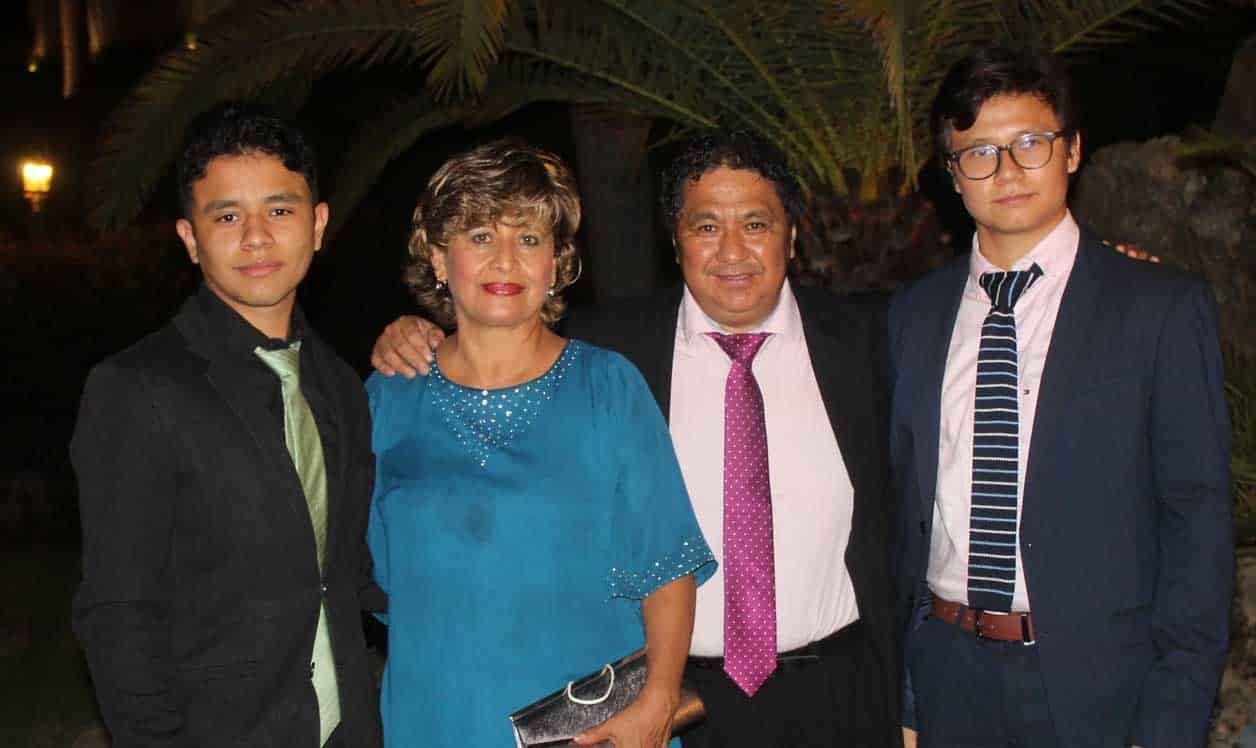 Roberto Alejandro y José Carlos con sus papa´s