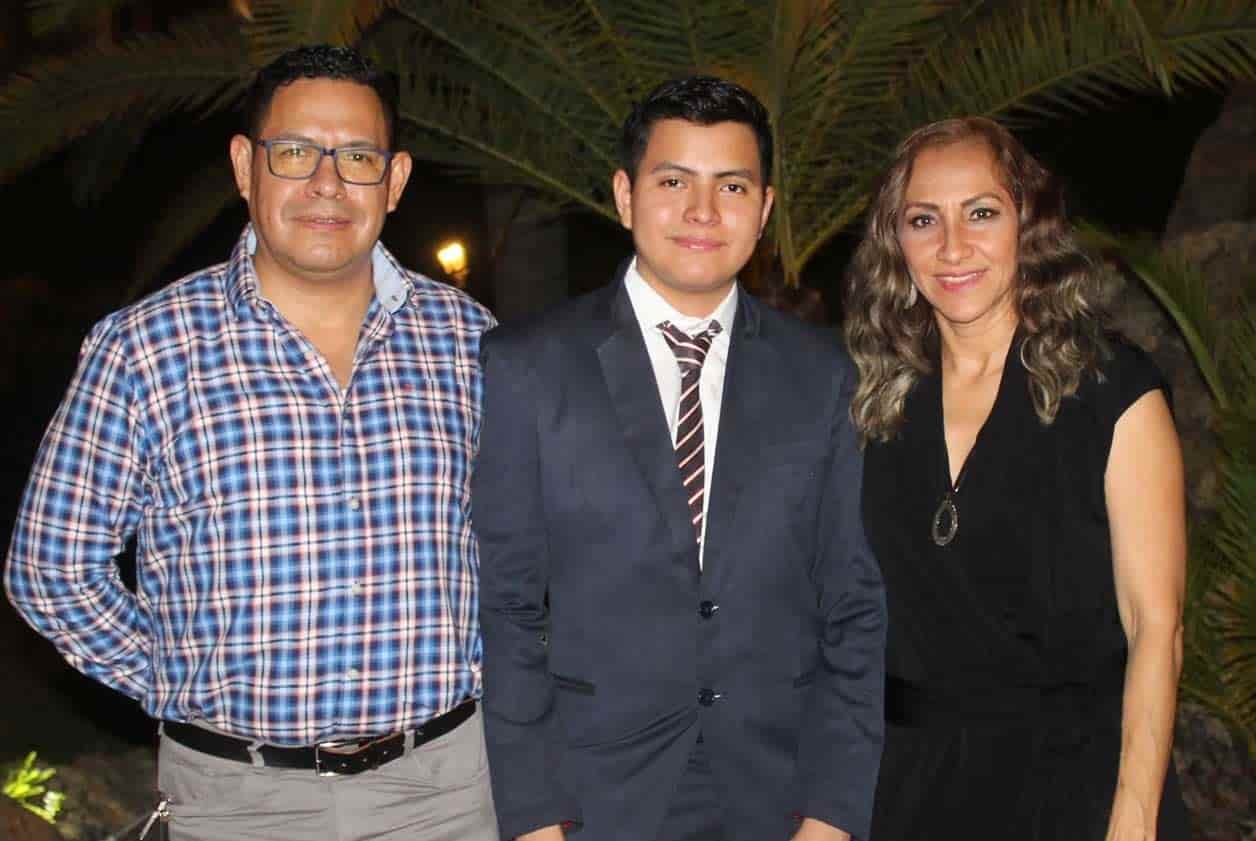 Antonio con sus papa´s