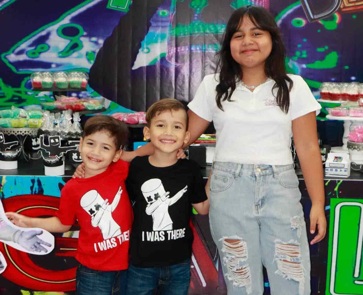 Gael con sus hermanos