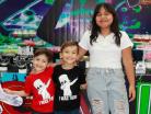 Gael con sus hermanos