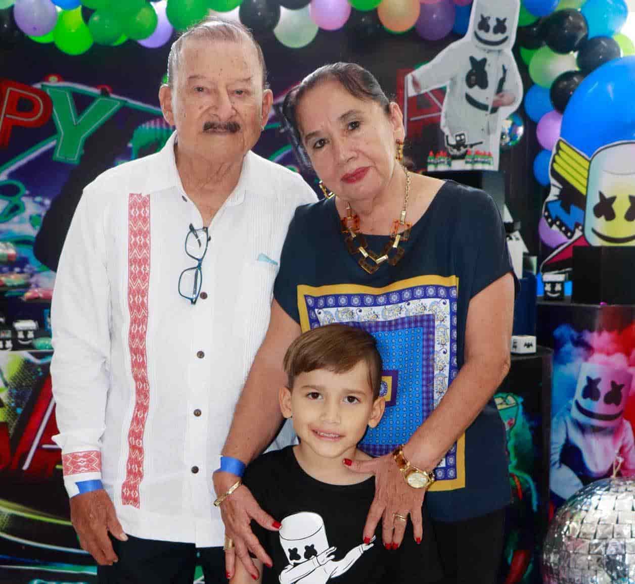 Gael con sus abuelitos