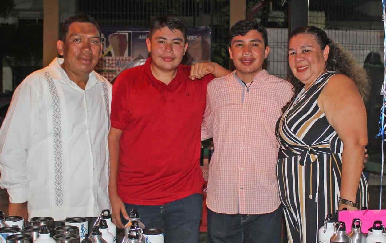 En compañía de su hermano y sus papás