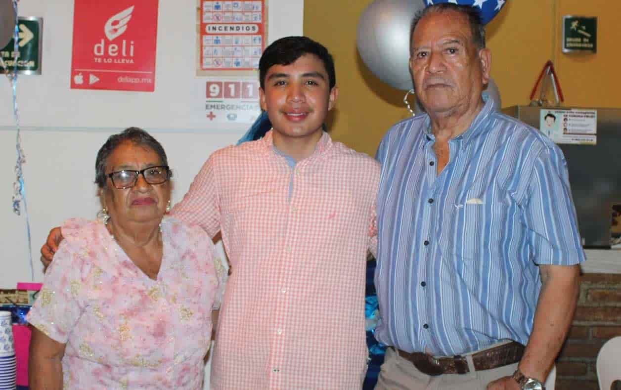 Junto a sus abuelitos paternos