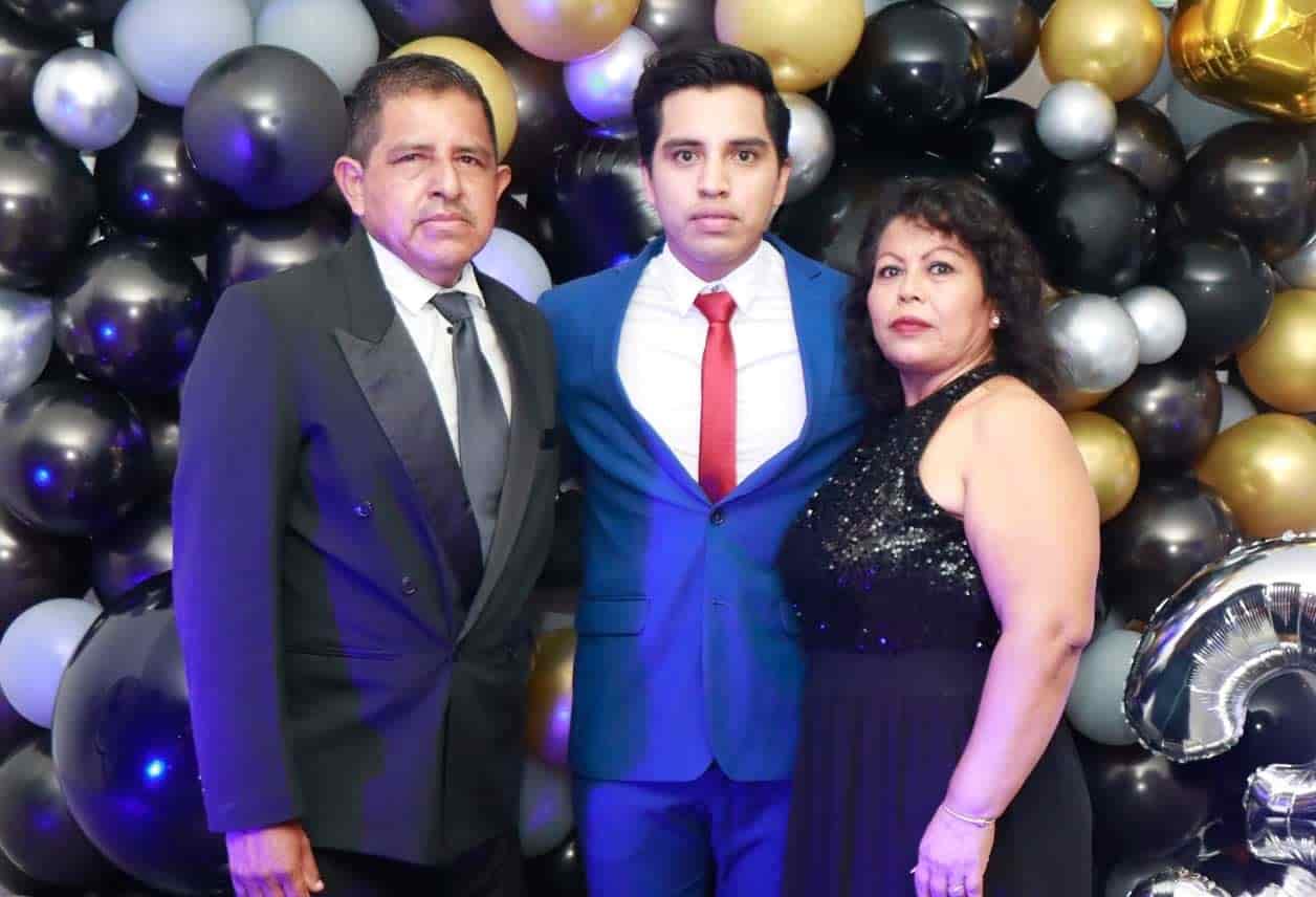 Néstor con sus papa´s