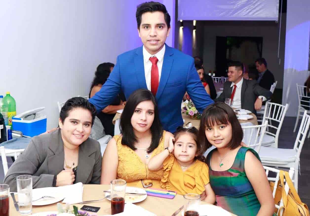 Junto a Mari´a Nery y sus hijas