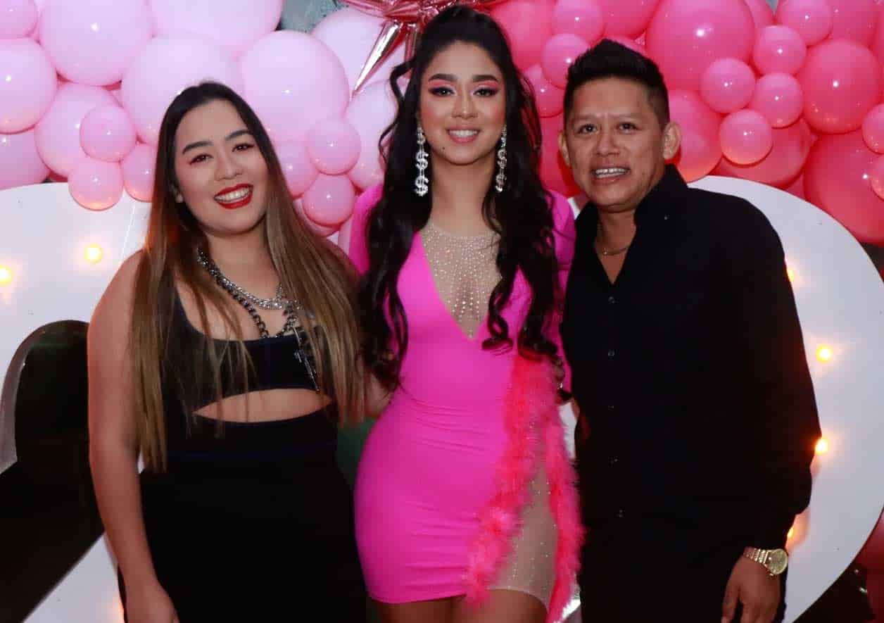 Junto a su hermana y su cun~ado