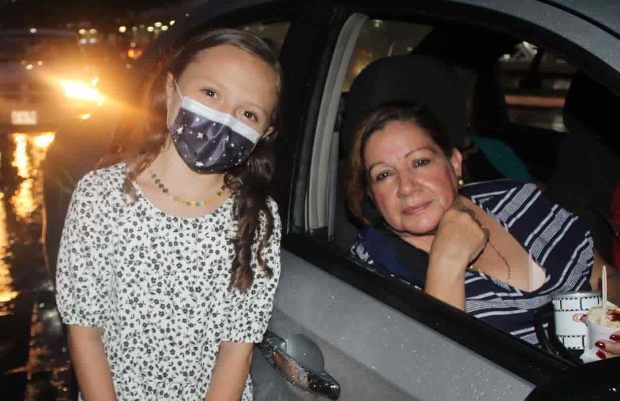 En compan~i´a de su abuelita