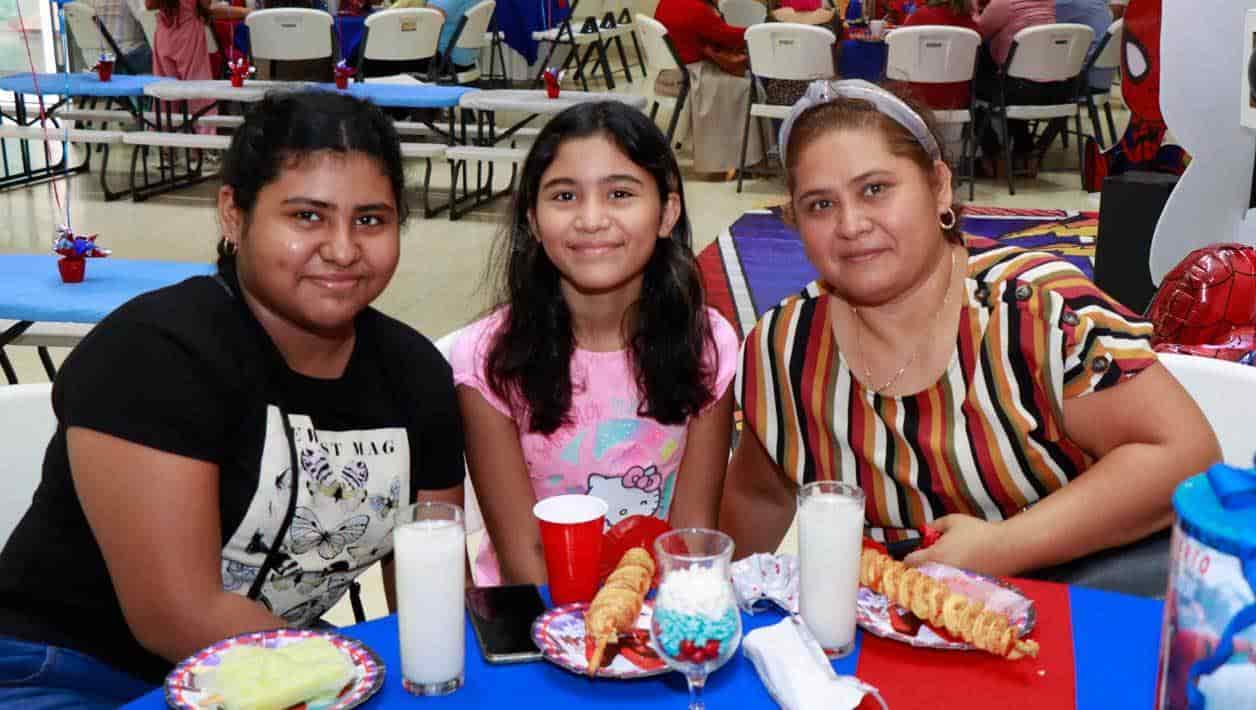 Cristina, Briana y Adela