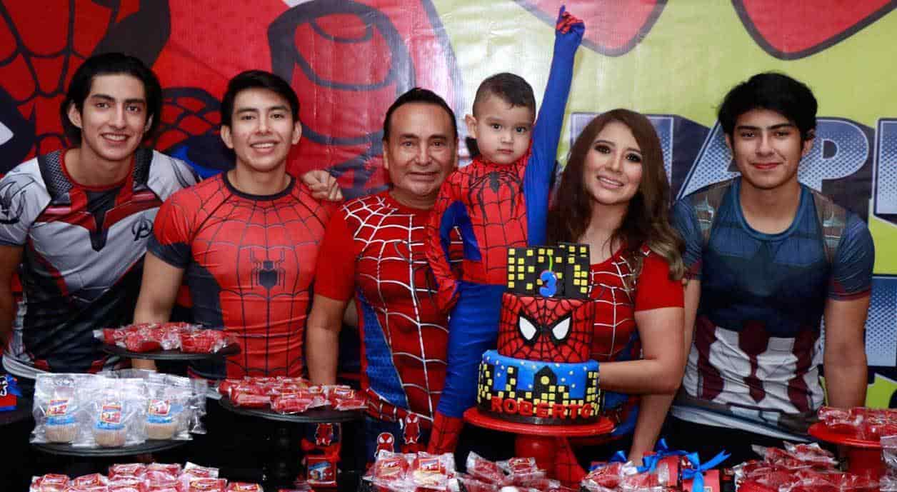 Con sus papis y hermanos