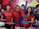 Con sus papis y hermanos
